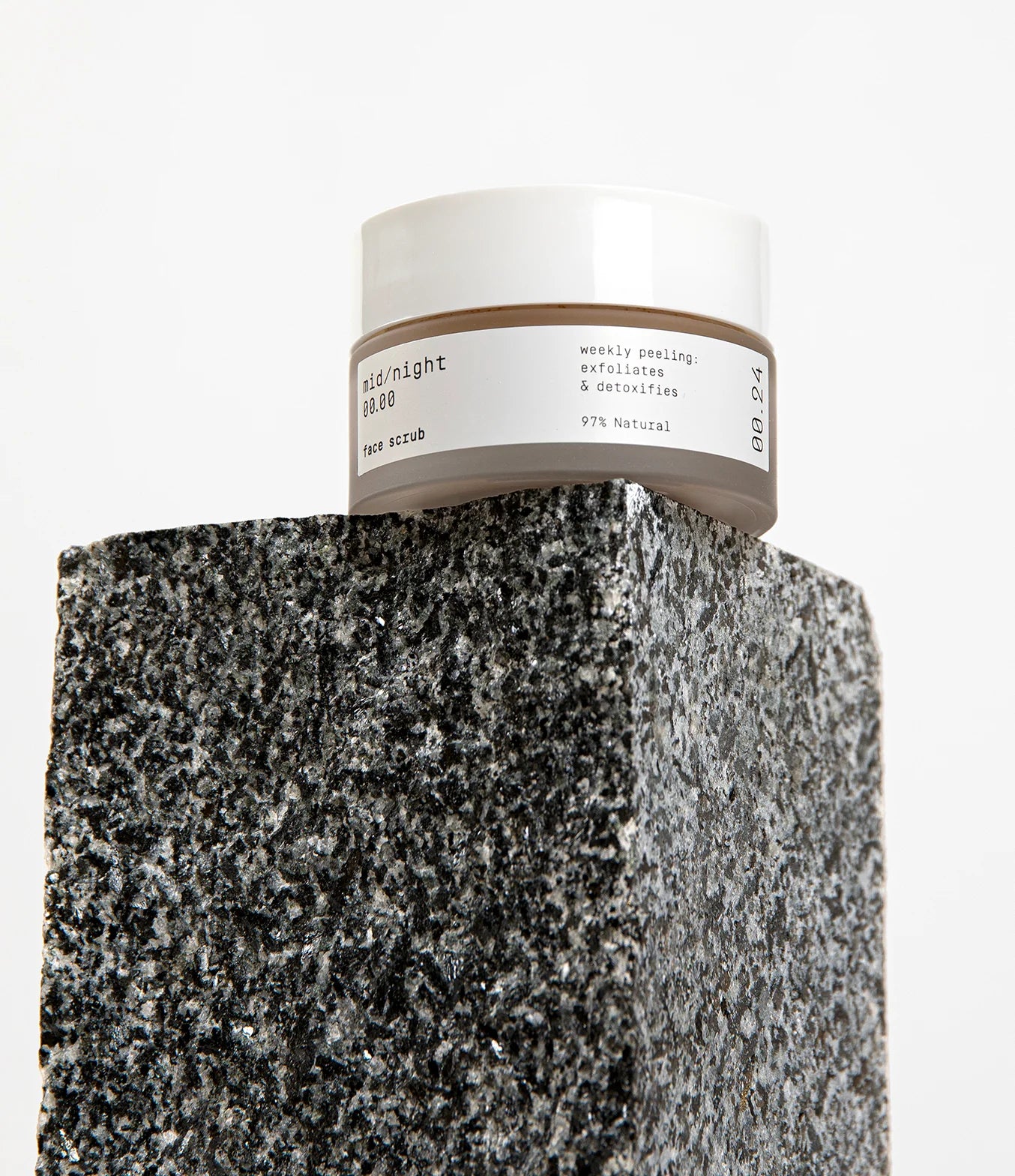 Mid/night 00.00 Face Scrub 00.24 Valomasis veido šveitiklis 50ml